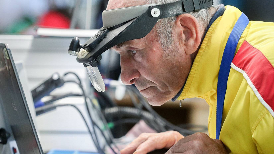 Отняв пенсии, взамен граждан омолодят, переобучат и трудоустроят